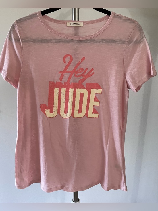 Promesa Tops - Women’s Pink Short sleeve relaxed fit Tee /Beatles “HEY JUDE” Size SMALL NWOT